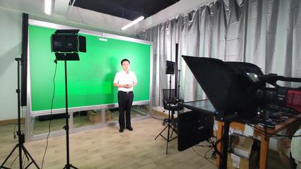 我校創客中心自助式微課錄播室建成并投入使用，融合攝影擴印服務，賦能創新教育